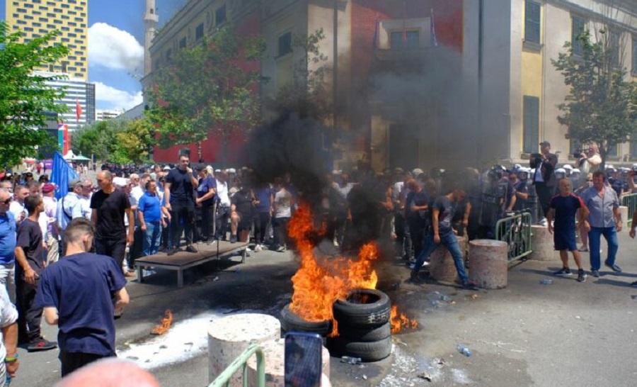 Protesta e opozites para Bashkise se Tiranes, Policia bllokon keto rruge